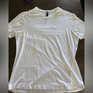 4 Medium Luululemon shirts